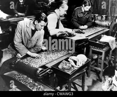 Ispezionare i lavoratori finito di monete presso la Zecca reale durante una carenza monetaria. 1948. La cortesia: Archivi CSU/Everett collezione. Foto Stock
