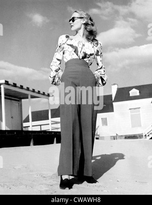 1940s moda: un contadino al top con maniche blousson e tropicale a motivo floreale con alta cintata pantaloni, 1945.. La cortesia: CSU Foto Stock