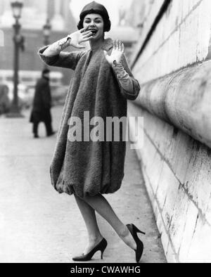 Un modello che indossa un design di Pierre Cardin, circa 1958. La cortesia: Archivi CSU/Everett Collection Foto Stock