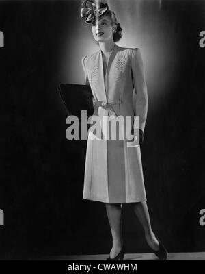 Un modello che indossa un cappotto eleganti scarpe da Cymonette, circa 1941. La cortesia: Archivi CSU/Everett Collection Foto Stock