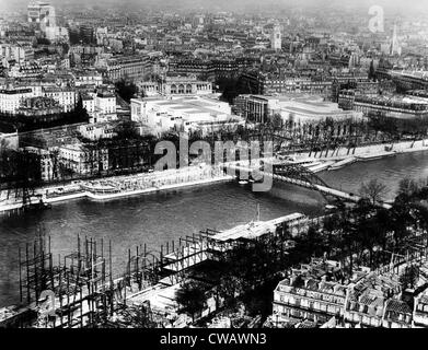 Una vista generale del sito del 1937 Exposition lungo entrambe le rive del fiume Senna, Parigi, Francia. 1930s. La cortesia: CSU Foto Stock