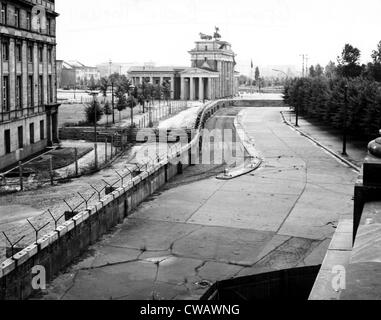 Il muro di Berlino contro lo sfondo della Porta di Brandeburgo nel cuore della citta'. Berlino, Germania. 1962. La cortesia: CSU Foto Stock