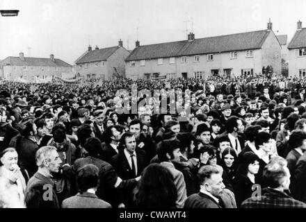 Una vista generale dei dimostranti irlandese nell'alloggiamento Derrybeg estate a Newry, Irlanda del Nord. Luglio 21, 1972. La cortesia: CSU Foto Stock