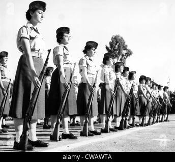 Le donne ufficiali militari schierate per una sfilata da qualche parte in Israele. Aprile 1958.La cortesia: Archivi CSU/Everett Collection Foto Stock