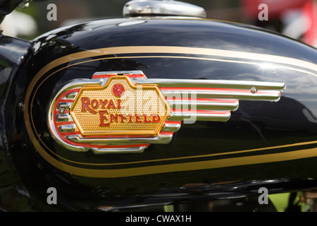 Royal Enfield moto decalcomania serbatoio il badge in occasione di una mostra la massa in Inghilterra Foto Stock