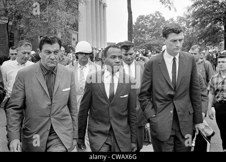 Integrazione a Ole Mississippi University, James Meredith (centro), a piedi alla classe accompagnata da U.S. marescialli, da Marion S. Foto Stock