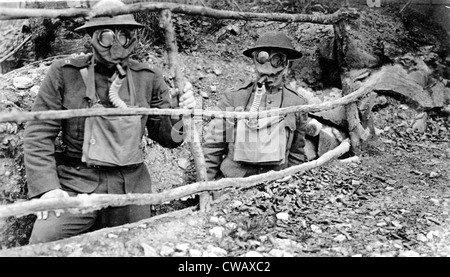 Doughboys indossare maschere a gas nelle trincee durante la prima guerra mondiale. 1918. La cortesia: CSU Archivi / Everett Collection Foto Stock