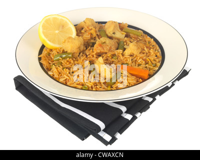 Autentica colorato stile Indiano Vegetariano Biryani vegetali, isolata contro uno sfondo bianco, con un tracciato di ritaglio e nessun popolo Foto Stock