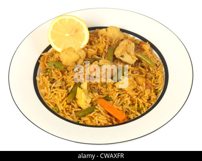 Autentica colorato stile Indiano Vegetariano Biryani vegetali, isolata contro uno sfondo bianco, con un tracciato di ritaglio e nessun popolo Foto Stock