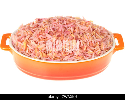 Un autentico piatto di colorato stile indiano basmati fragrante riso pilaf, isolata contro uno sfondo bianco, con un tracciato di ritaglio e nessun popolo Foto Stock