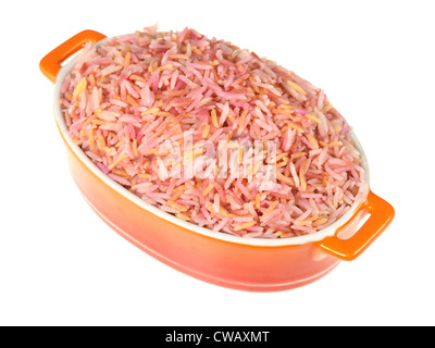 Un autentico piatto di colorato stile indiano basmati fragrante riso pilaf, isolata contro uno sfondo bianco, con un tracciato di ritaglio e nessun popolo Foto Stock