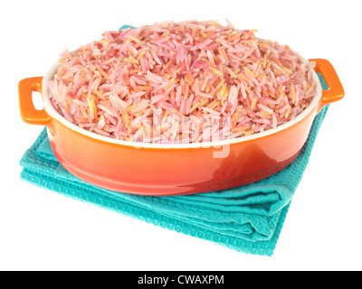 Un autentico piatto di colorato stile indiano basmati fragrante riso pilaf, isolata contro uno sfondo bianco, con un tracciato di ritaglio e nessun popolo Foto Stock