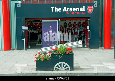 L'Arsenal Highbury House shop con il cannone nella parte anteriore sulla sommità di una piantatrice con red Pelargonium piantati entro, Highbury London REGNO UNITO Foto Stock