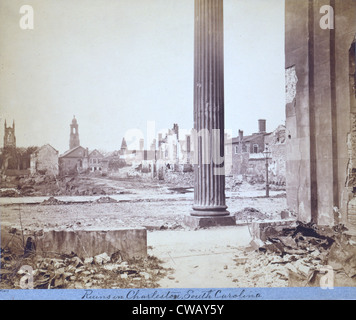 La guerra civile, la vista di edifici in rovina attraverso il portico della Chiesa circolare, a 150 Riunione Street, Charleston, Sud Foto Stock