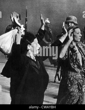 I soldati tedeschi arrotondando gli ebrei nel Ghetto di Varsavia, 1943 Foto Stock