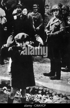 I soldati tedeschi arrotondando gli ebrei nel Ghetto di Varsavia, 1943. Foto Stock