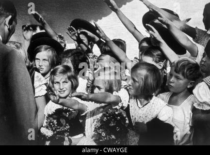 La Germania nazista, saluto i bambini Adolf Hitler, 1935. Foto Stock