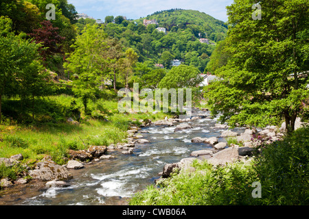 Il fiume Lyn (Est) lungo il percorso verso Watersmeet vicino Lynmouth, North Devon, Inghilterra, Regno Unito Foto Stock