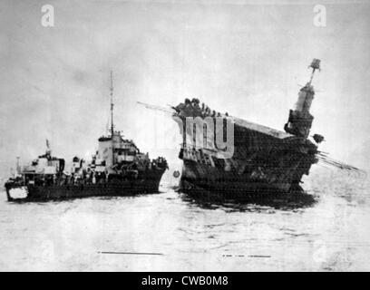 La II guerra mondiale, British portaerei Ark Royal affondamento dopo essere stato silurato off Gibralter, 1941 Foto Stock