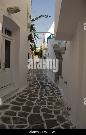 Un vicolo con dipinto di bianco di pietre per pavimentazione a Naoussa, sull'isola Greca di Paros. Foto Stock