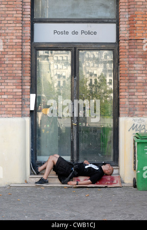 Parigi, Francia. Giovane uomo addormentato nella porta della stazione di polizia (Beaubourg) Foto Stock