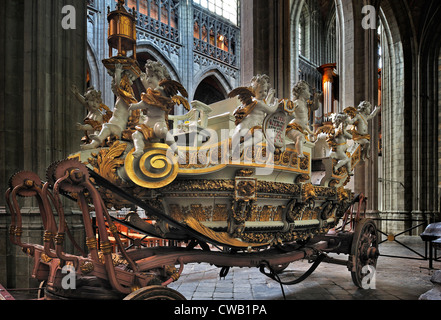 Il galleggiante auto d'Or / carro d'oro in Sainte Waudru collegiata / Sainte-Waudru Collégiale de Mons, Hainaut, Belgio Foto Stock