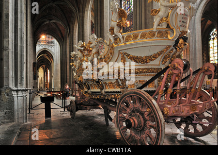 Il galleggiante auto d'Or / carro d'oro in Sainte Waudru collegiata / Sainte-Waudru Collégiale de Mons, Hainaut, Belgio Foto Stock