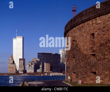 La città di New York, vista di Manhattan e il World Trade Center da Governor's Island, il castello di Williams è sulla destra; Foto Stock