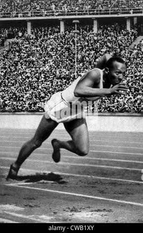 Jesse Owens impostando il misuratore 200 record olimpico alle Olimpiadi di Berlino, Germania, 1936 Foto Stock