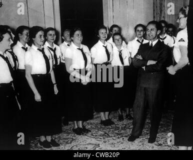 Joseph Goebbels, (1847-1945), propaganda nazista il ministro, con un gruppo di "Junge Deutsche Madele', c. 1939. Foto Stock