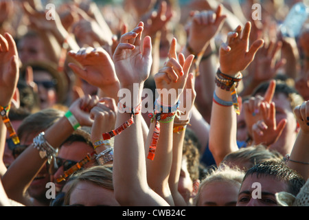 Sventolare le mani in mezzo alla folla a V Festival di Hylands Park, Chelmsford Essex Foto Stock