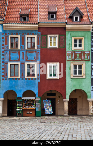 Colorata del XVI secolo medieval case di mercanti, domki budnicze, in piazza del mercato della città vecchia, Stary Rynek, a Poznan, Polonia Foto Stock