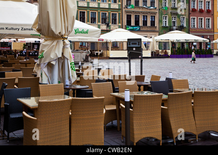 Vista su tavole di ristorante sulla piazza del mercato della città vecchia, Stary Rynek, a Poznan, Polonia Foto Stock