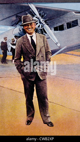 Will Rogers, (1879-1935), American umorista, in piedi accanto a una Ford Tri-piano del motore. c. 1930s Foto Stock