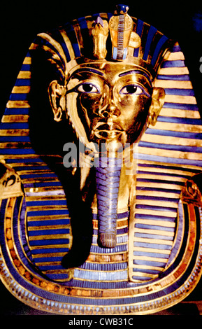 La maschera di oro che copriva la testa della mummia del re Tutankhamon, dal Museo del Cairo Foto Stock