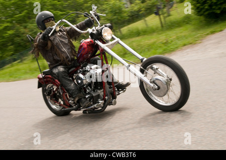 Biker i ciclisti in Harley Davidson chopper v twin motociclo motocicli motocicli cicli moto moto moto moto chopp Foto Stock