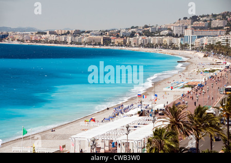 La Costa Azzurra Costa Azzurra Nizza Francia spiaggia sulla celebre Promenade des Anglais hotel boulevard alberato Foto Stock