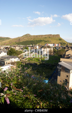 Guardando oltre edinburgh Holyrood Park verso Salisbury Crags e Arthurs Seat Scotland Regno Unito Regno Unito Foto Stock