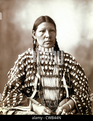 Native American donna, ritratto di una donna Arapahoe, titolo originale: "Freckled Face (Arapahoe)', fotografia di Frank A. Foto Stock