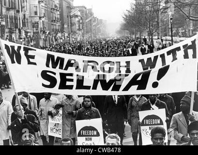 I diritti civili, dimostranti che trasportano banner abbiamo marzo con Selma! Sulla strada di Harlem, a New York City. Foto di Stanley Wolfson, 1965 Foto Stock