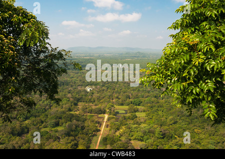 I giardini di Sigiriya, vista dal vertice della Roccia di Sigiriya in Sri Lanka, antica fortezza e monastero buddista Foto Stock