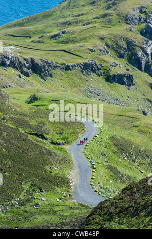 Una strada tortuosa che conduce al setaccio League cliffs, sulla costa occidentale di Donegal, Repubblica di Irlanda. Foto Stock