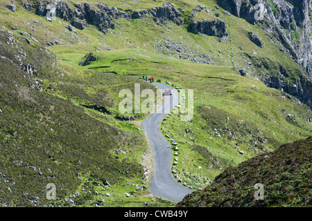 Una strada tortuosa che conduce al setaccio League cliffs, sulla costa occidentale di Donegal, Repubblica di Irlanda. Foto Stock