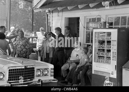 In futuro presidente Jimmy Carter (centro, sventolando), fa una interruzione della campagna a suo fratello Billy stazione di gas nella loro città natale di Foto Stock