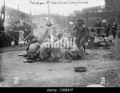 Coney Island, filippini nei panni di lombo seduti in cerchio insieme a Dreamland, New York, fotografia, 27 maggio 1907. Foto Stock