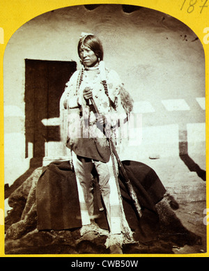 Wild West. Shee-zah-nan-tan, Jicarilla Apache Brave in costume caratteristico, New Mexico settentrionale. Timothy O'Sullivan, Foto Stock