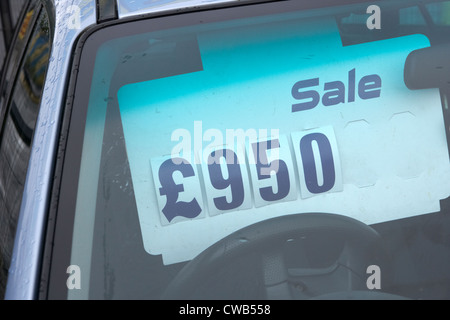 Segno per 950 nel parabrezza di un auto a buon mercato in vendita in Irlanda del Nord Regno Unito Foto Stock