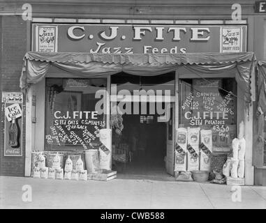 In Alabama negozio di alimentazione anteriore, segno legge: "C. J. Fite Feed Jazz", una fotografia da Walker Evans, marzo 1936. Foto Stock