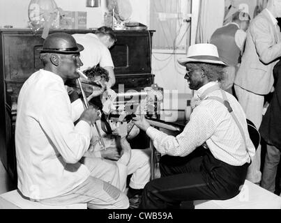 La musica folk. Lavoratori itineranti in blackface fornire la musica per ballare a Shafter camp per i migranti. Festa di Halloween, Shafter, Foto Stock
