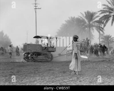 Medical College, il trattore tira un carrello a Baghdad e la costruzione di strade, Iraq, fotografia 26 Settembre - Ottobre 12, 1932. Foto Stock